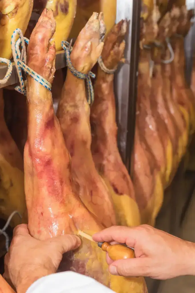 Jamones ibéricos en proceso de curación tradicional listos para su distribución