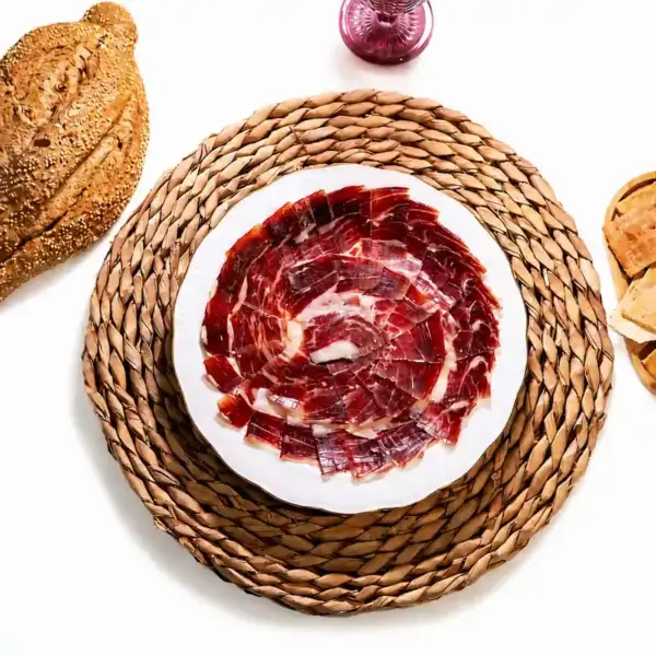 Jamón de bellota 100% ibérico de Extremadura servido en plato